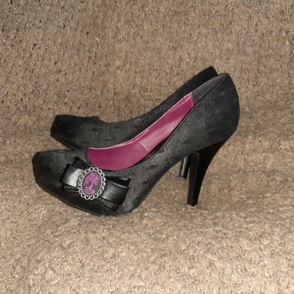 T.U.K. Harlot Heel-Purple Skull Cameo-Black Dot Mesh-Size 8-Near Mint - Picture 2 of 8